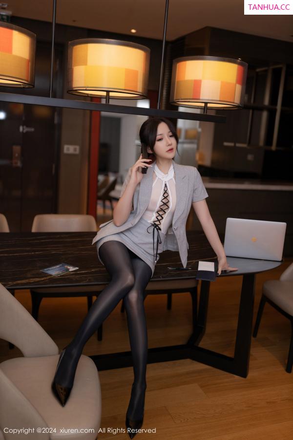 鱼子酱fish  [XiuRen]高清写真图 2024.09.20 No.9189 鱼子酱Fish 黑丝美腿第15张图片